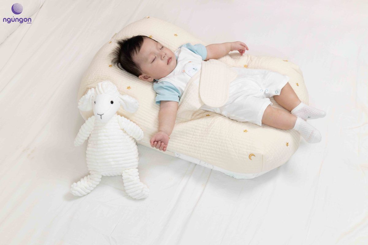 Tips chọn gối chống trào ngược cho trẻ sơ sinh dành cho cha mẹ