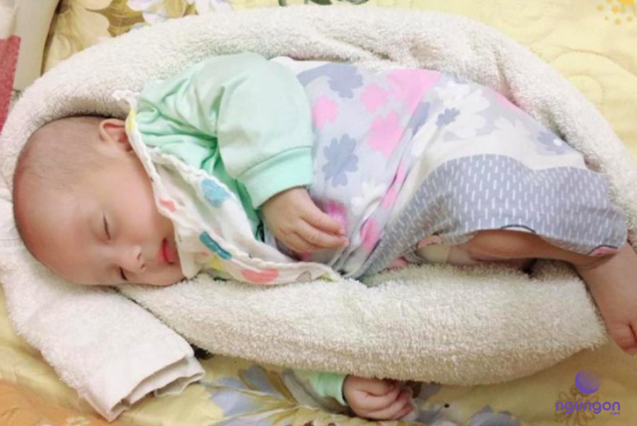 Mẹ đã biết 3 cách gấp khăn làm gối cho trẻ sơ sinh?