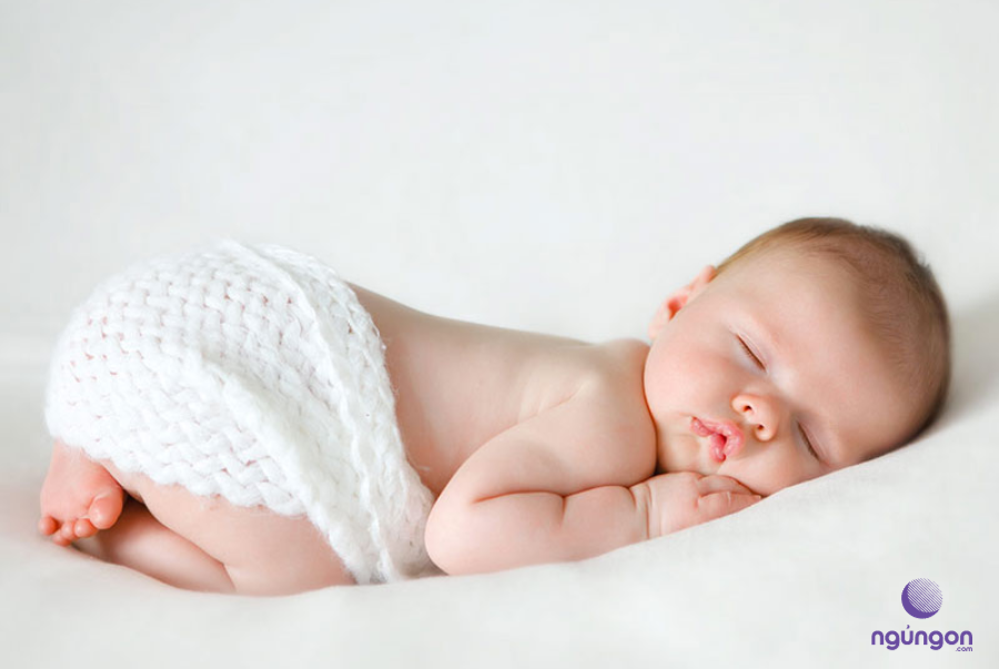 Mẹ đã biết 3 cách gấp khăn làm gối cho trẻ sơ sinh?